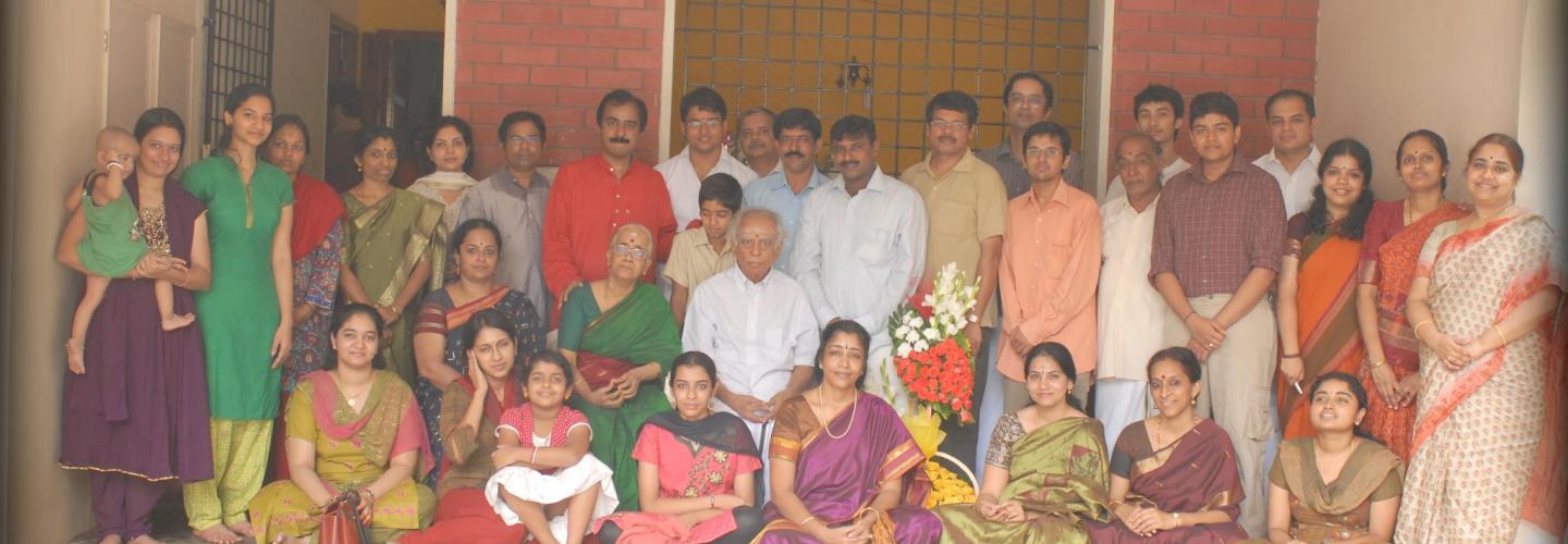 Lalgudi Shri Jayaraman with his wife, daughter (Lalgudi Smt. Vijayalakshmi), son (Lalgudi Shri G.J.R. Krishnan) and disciples 